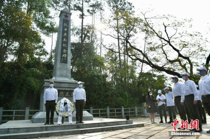 市民及团体献上悼念花圈。 李志华 摄