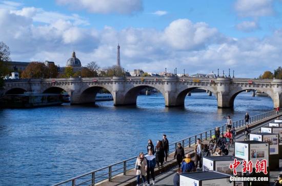 Swimmers returning to Paris river after 100 years
