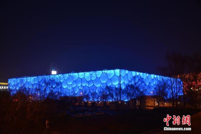 2021年12月14日，日前，北京“冰立方”冰上运动中心通过竣工验收。冬奥会期间，“冰立方”将为大众提供冰上项目体验服务，今后也将作为冬奥会永久遗产，助力实现“三亿人参与冰雪运动”目标。 “冰立方”冰上运动中心位于国家游泳中心南广场地下空间，整体建筑面积约8000平方米，由一块1830平方米的标准冰场、一块标准冰壶场地及配套服务设施组成。在北京2022年冬奥会和冬残奥会期间，将作为冬奥会赛时体育体验中心为大众提供冰上项目体验服务。 图片来源：ICphoto