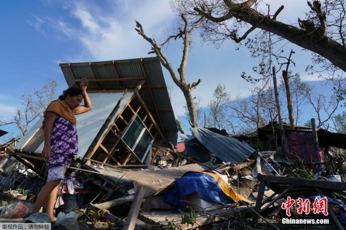 当地时间12月19日，菲律宾多个村庄遭受台风“雷伊”袭击已经满目疮痍。