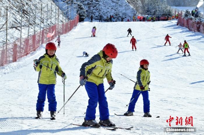 资料图：小朋友在河北省石家庄市一处滑雪场乐享冰雪运动。<a target='_blank' href='/'>中新社</a>记者 翟羽佳 摄