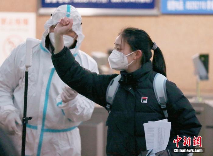 12月25日，2022年全国硕士研究生招生考试开考，一名考生在陕西省西安市的西安医学院考点接受测温入场。 <a target='_blank' href='/'>中新社</a>记者 张远 摄