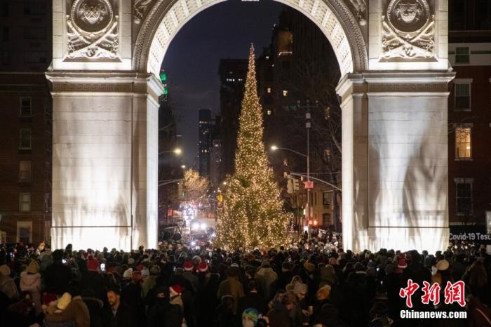 当地时间12月24日，美国纽约各处布置着圣诞节装饰，人们在新一轮新冠肺炎疫情中共度平安夜。 /p中新社记者 廖攀 摄