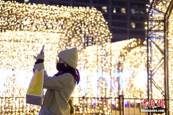 当地时间12月24日，圣诞平安夜，加拿大多伦多市政厅广场的彩灯展吸引民众驻足留影。<a target='_blank' href='http://www.chinanews.com/'>中新社</a>记者 余瑞冬 摄