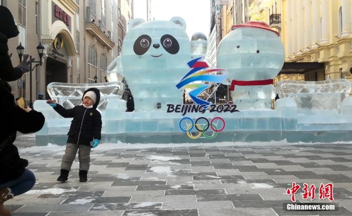 2022年北京冬奥会吉祥物“冰墩墩”和冬残奥会吉祥物“雪容融”为主题的冰雕作品。图片来源：ICphoto