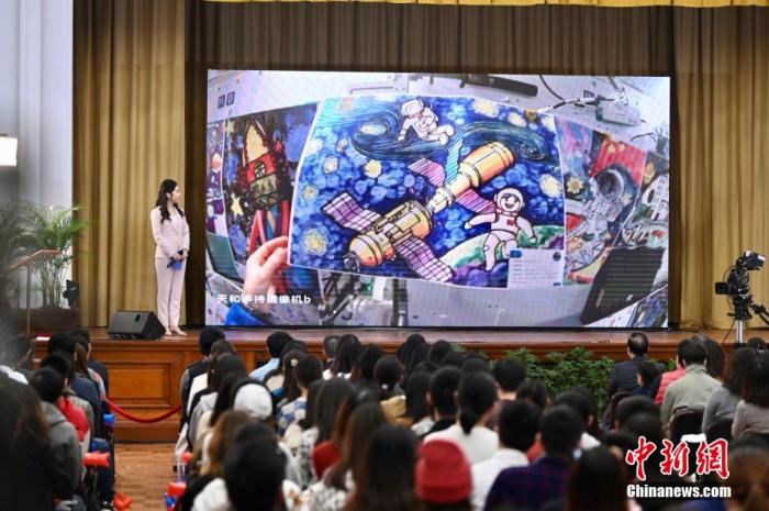 航天员分享收到青少年创作的太空主题绘画作品。 李志华 摄