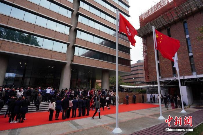 2022年元旦上午，香港理工大学举行升国旗仪式，数百名学校师生和嘉宾出席升旗仪式。 <a target='_blank' href='/'>中新社</a>记者 张炜 摄