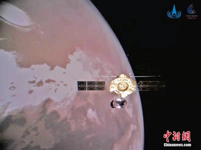 1月1日，中国国家航天局发布中国首次火星探测任务天问一号探测器从遥远火星传回的一组精美图像。资料图为环绕器与火星合影。图片来源：国家航天局