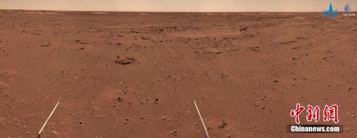 截至2021年12月31日，天问一号环绕器在轨运行526天，“祝融号”火星车在火星表面累计行驶超过1400米。图为“祝融号”火星车拍摄火面地貌。图片来源：国家航天局