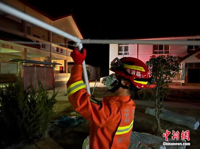 图为消防员搭建救灾帐篷安置受灾民众。 云南省消防救援总队 供图