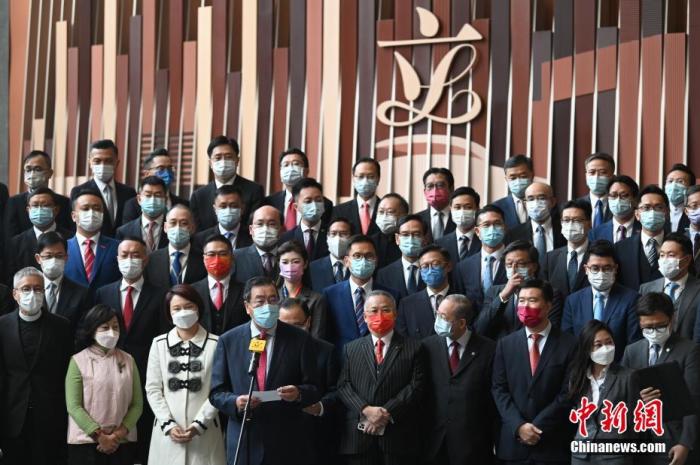 1月3日中午，香港特区第七届立法会议员完成宣誓后合照。 <a target='_blank' href='/'>中新社</a>记者 李志华 摄