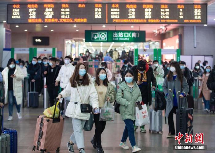 2022年1月3日，旅客从南京火车站出站口出站。当日是元旦假期最后一天，外出游玩、探亲的旅客陆续返程，铁路迎来返程客流。 图片来源：ICphoto
