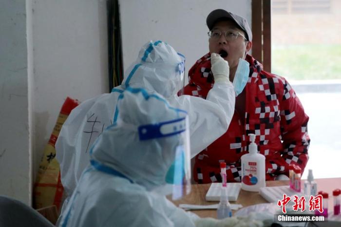 1月4日，西安市北郊一小区内，工作人员对居民进行核酸检测。张远 摄