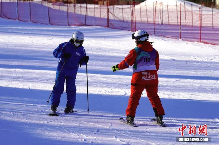 1月4日，黑龙江亚布力滑雪场，游客练习高山滑雪。<a target='_blank' href='/'>中新社</a>发 孙汉仑 摄