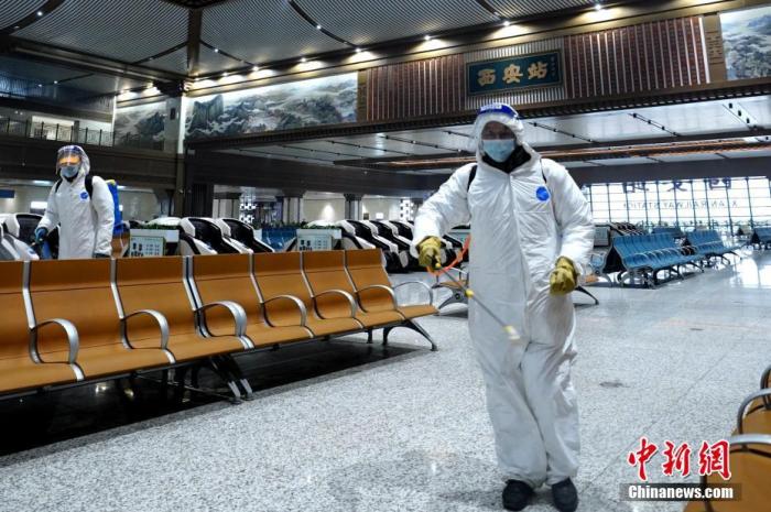 1月4日，陕西西安，工作人员在西安火车站候车大厅内开展消杀作业。 <a target='_blank' href='/'>中新社</a>发 尤艇 摄