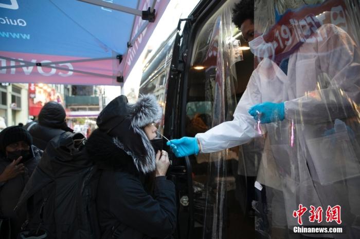 当地时间1月4日，美国纽约曼哈顿14街一处新冠病毒检测站为居民做检测。/p中新社记者 廖攀 摄