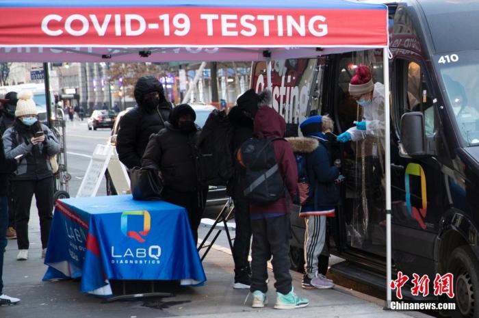 当地时间1月4日，美国纽约曼哈顿14街一处新冠病毒检测站为居民做检测。/p中新社记者 廖攀 摄
