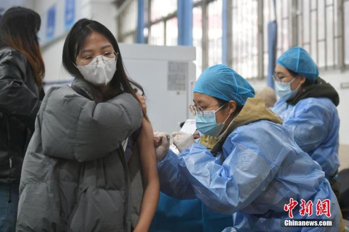 资料图：学生在接种点接种疫苗。 中新社记者 韩苏原 摄