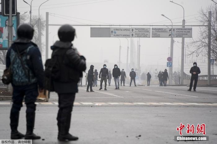 当地时间1月5日，哈萨克斯坦多地出现骚乱者冲击政府机构的情况。图为骚乱者在街头与安全人员对峙。