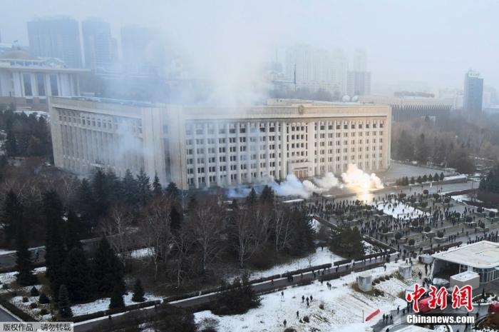 当地时间1月5日，哈萨克斯坦总统托卡耶夫签署总统令，哈萨克斯坦全境进入紧急状态。据哈媒报道，近日位于哈西部曼吉斯套州的阿克套等地和最大城市阿拉木图民众举行大规模抗议活动，抗议液化天然气价格大幅上涨。哈总统托卡耶夫5日发表电视讲话呼吁民众保持理智，政府将与抗议者开展对话。他同日接受政府辞呈，由原第一副总理斯迈洛夫出任临时总理，总统令即日起生效。