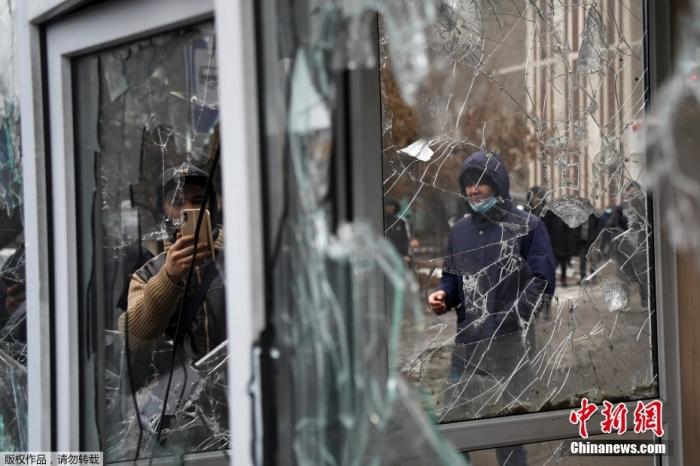 当地时间1月5日，哈萨克斯坦全境进入紧急状态，路边橱窗玻璃被示威者砸碎。