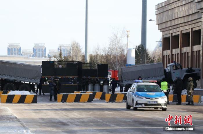 当地时间1月6日，在哈萨克斯坦首都努尔苏丹，总统府邸附近已由荷枪实弹的特种部队把守，多辆大型军用车辆围在建筑四周，附近的政府机构大楼也已被警车与栏杆围挡。 <a target='_blank' href='/'>中新社</a>记者 张硕 摄