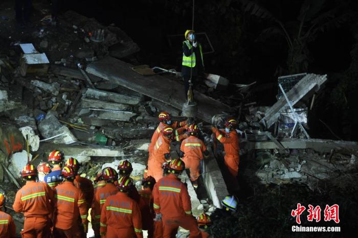 重庆武隆食堂垮塌事故近11小时后又发现生还者