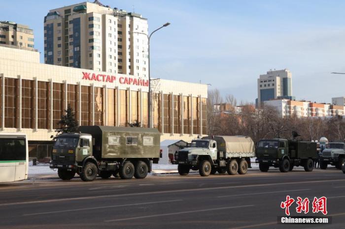 当地时间1月6日，在哈萨克斯坦首都努尔苏丹，市中心及多条城市主干道已部署多辆军用车辆，为当地安防提供支持。 <a target='_blank' href='/'>中新社</a>记者 张硕 摄