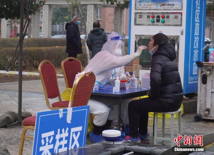 1月7日，河南郑州，市民正在接受核酸检测。当日，郑州在市域内开展第二轮全员核酸检测。<a target='_blank' href='/'>中新社</a>记者 刘鹏 摄