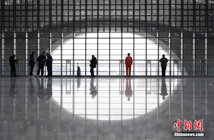 1月8日，工作人员和乘客在台州站内参观。当日，中国首条民营控股高铁——杭台高铁(杭绍台铁路)开通运营。 中新社记者 王刚 摄 　