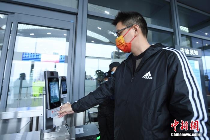 乘客进入台州站时通过刷身份证核验健康码。中新社记者 王刚 摄 　