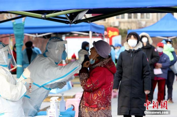 1月9日，天津市南开大学西南村，社区组织市民进行核酸检测。 <a target='_blank' href='/'>中新社</a>记者 张道正 摄