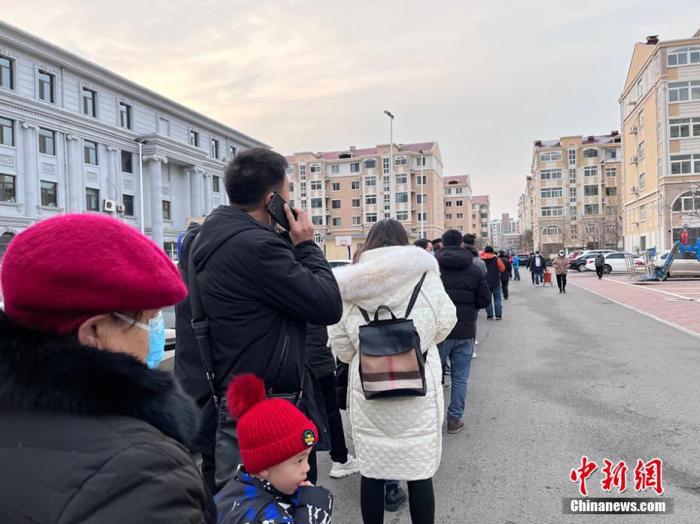 1月9日，天津，西青区李七庄街道杨楼社区居民排队等待核酸检测。图片来源：ic photo