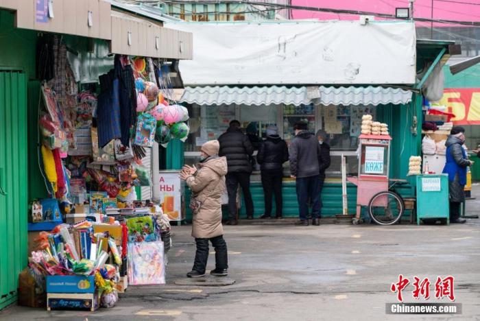 当地时间1月9日， 据报道，哈萨克斯坦内务部代理部长图尔古姆巴耶夫称，哈萨克斯坦所有地区的局势都已稳定，执法人员已夺回所有之前被劫持的政府建筑物，公共设施和生活保障系统的运作正在恢复。图为阿拉木图街头商铺开门营业。