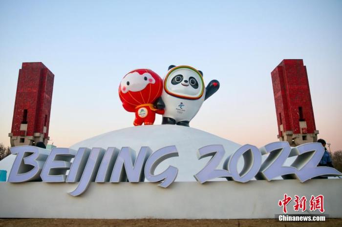 北京2022年冬奥会和冬残奥会吉祥物“冰墩墩”、“雪容融”亮相北京北辰路。 中新社记者 易海菲 摄