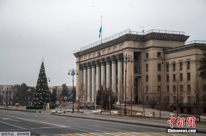 当地时间1月10日，哈萨克斯坦全国哀悼日，各地以不同形式悼念在骚乱中逝去的无辜生命，多地降半旗致哀。
