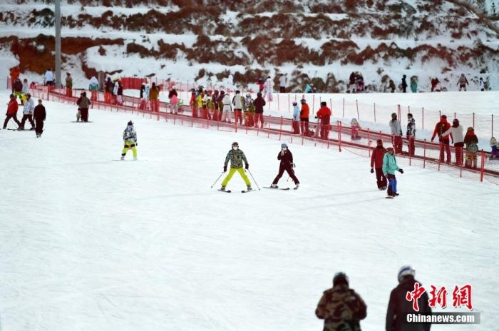 滑雪爱好者在崇礼富龙滑雪场享受冰雪运动。 中新社记者 翟羽佳 摄