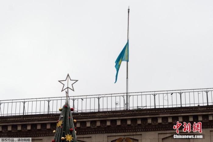 当地时间1月10日，哈萨克斯坦全国哀悼日，各地以不同形式悼念在骚乱中逝去的无辜生命，多地降半旗致哀。图为一座大楼降半旗致哀。