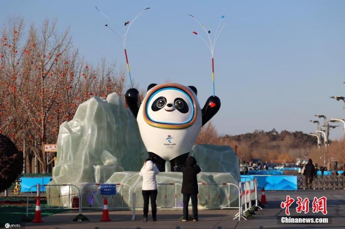 1月10日，2022年北京冬奥会吉祥物“冰墩墩”和冬残奥会吉祥物“雪容融”亮相奥林匹克公园，吸引众多游人合影留念。图片来源：ICphoto