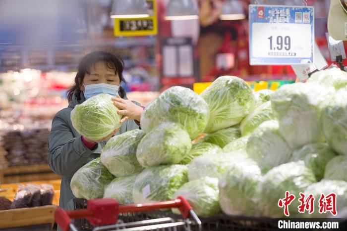 资料图：山西太原，消费者在超市选购蔬菜。 <a target='_blank' href='/'>中新社</a>记者 张云 摄