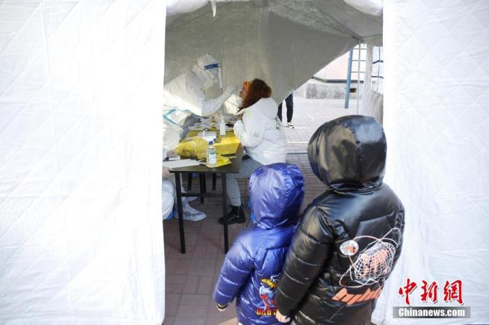 1月13日，在天津市西青区大寺镇疫情管控区内，市民有序进行核酸检测。 <a target='_blank' href='/'>中新社</a>记者 佟郁 摄