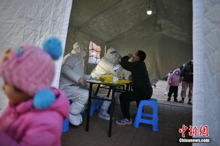 1月13日，在天津市西青区大寺镇疫情管控区内，市民有序进行核酸检测。 <a target='_blank' href='/'>中新社</a>记者 佟郁 摄