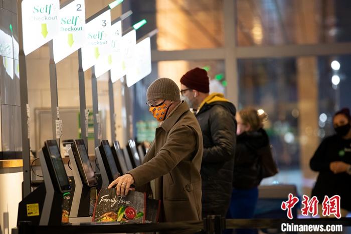 当地时间1月12日，人们在美国纽约曼哈顿一家食品超市中自助结账。中新社记者 廖攀 摄