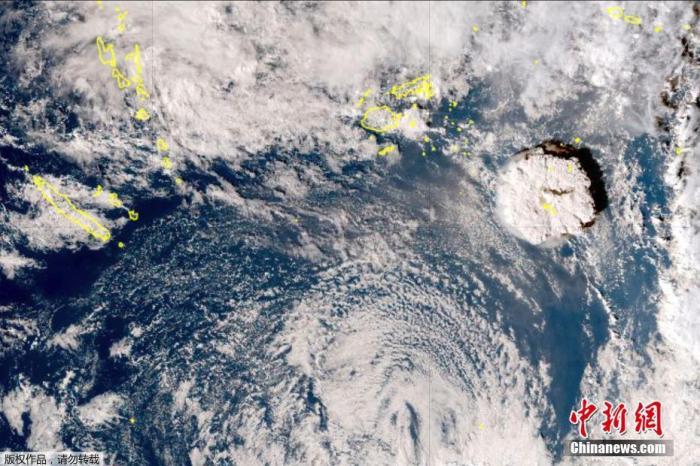 当地时间1月14日，南太平洋岛国汤加的洪阿哈阿帕伊岛再次发生火山喷发，并引发海啸。15日，澳大利亚气象局表示，观测到汤加首都努库阿洛法出现1.2米高的海啸波。图为日本气象卫星“Himawari-8”所拍摄的汤加火山喷发景象。