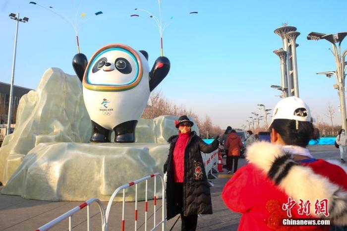 1月16日，北京大屯路，北京2022年冬奥会吉祥物“冰墩墩”吸引路过的市民拍照打卡。 中新社记者 易海菲 摄
