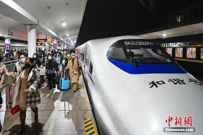 资料图：2022年1月17日，广东省广州市，旅客在广州站进站乘车。 <a target='_blank' href='/'>中新社</a>记者 陈骥旻 摄