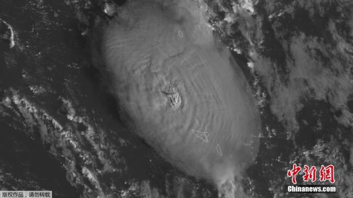 1月17日消息，美国国家海洋和①大气管理局(NOAA)运用GOES-West气象卫星捕捉到这次发【生在汤加的火山爆发瞬○间。图为汤加火山爆发�|瞬间，巨大※云团清晰可见。