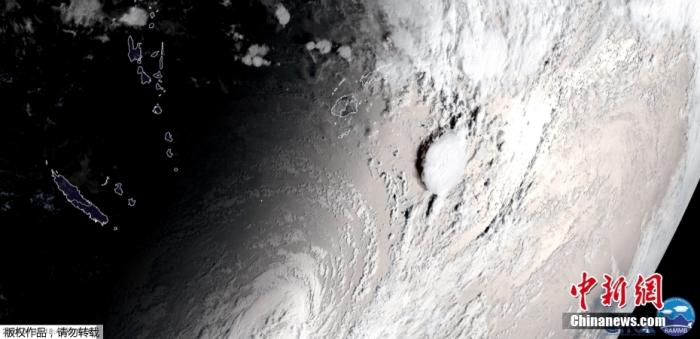1月17日消息，美国国家海洋和大气管理局（NOAA）运用GOES-West气象卫星捕捉到这次发生在汤加的火山爆发瞬间。图为汤加火山爆发瞬间，巨大云团清晰可见。