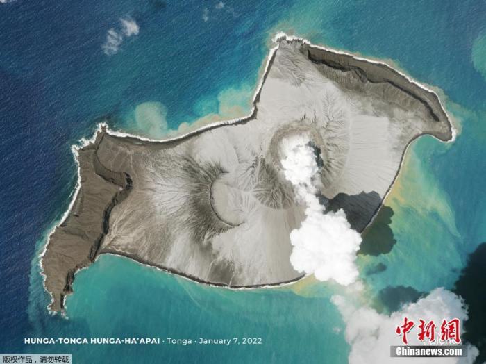 2022年1月14至1月15日，南太平洋岛国汤加的洪阿哈阿帕伊岛海底火¤山连续两天剧烈喷发并引发海啸。图为2022年1月7日卫星拍摄到的画面，一股烟雾从水下升起。