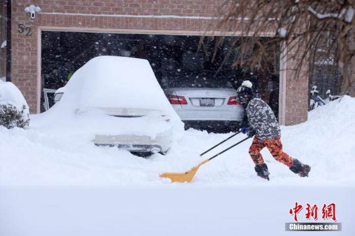 当地时间1月17日，加拿大多伦多，居民清理住宅门前的积雪。当日，严重的暴风雪天气席卷加拿大安大略省以及魁北克省的广泛地区，造成多地交通、市政服务等受到影响。 <a target='_blank' href='/'>中新社</a>记者 余瑞冬 摄